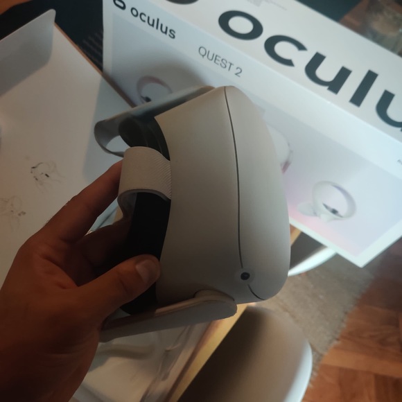 256G Oculus Quest 2 - Picture 5 of 8